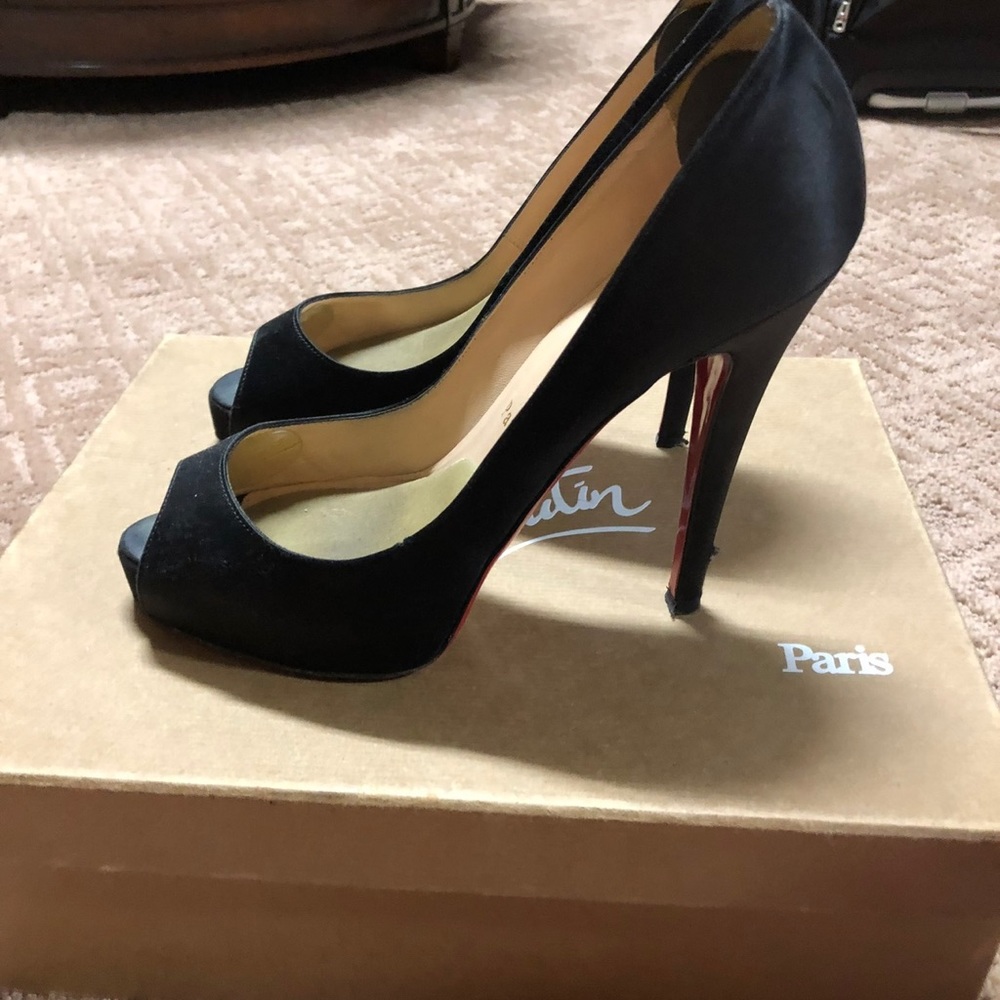 Louboutin peep toe satin pump 38